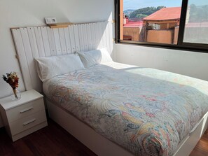 4 Schlafzimmer, Schreibtisch, Bügeleisen/Bügelbrett, Reisekinderbett