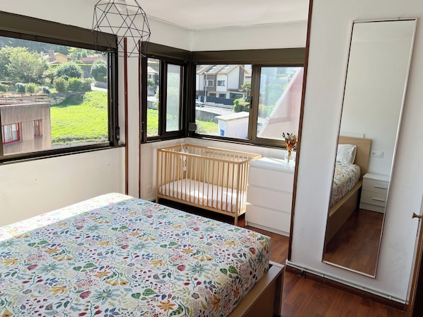 4 Schlafzimmer, Schreibtisch, Bügeleisen/Bügelbrett, Reisekinderbett