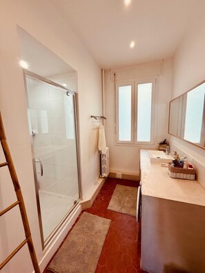 Hårføner og håndklær