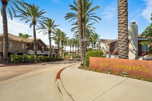 Property grounds - Cozy 3-bedroom townhome in Foothill Ranch with AC, WiFi (Lake Forest)