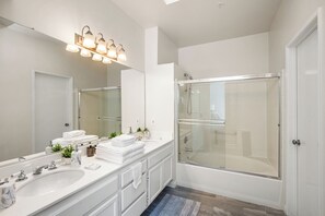 Secadora de cabello, bidet, toallas, jabón