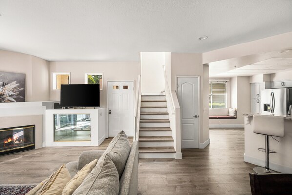 Living area - Cozy 3-bedroom townhome in Foothill Ranch with AC, WiFi (Lake Forest)