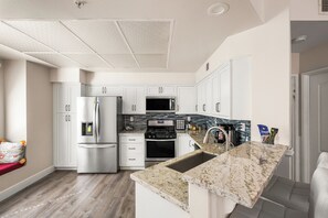 Private kitchen - Cozy 3-bedroom townhome in Foothill Ranch with AC, WiFi (Lake Forest)