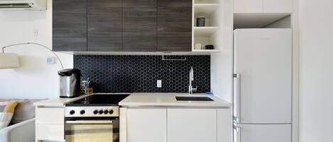 ثلاجة، ميكروويف، فرن، موقد طهي مسطح