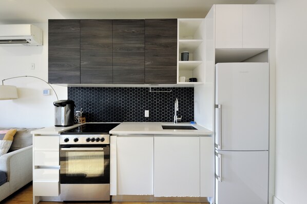 Réfrigérateur, micro-ondes, four, plaque de cuisson