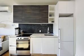 Frigorifero, microonde, forno, piano cottura