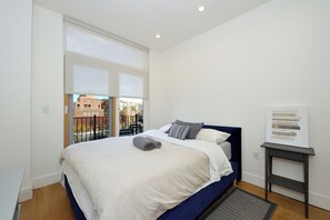 2 soverom, skrivebord, strykejern/-brett og reiseseng for barn