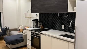 Jääkaappi, mikroaaltouuni, uuni, liesi