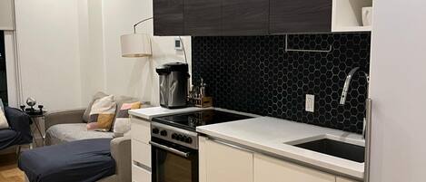 Réfrigérateur, micro-ondes, four, plaque de cuisson