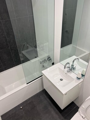 Shower, jetted tub, hair dryer, towels - Charming 2-bedroom  2 bath ! apartment in Brooklyn   Gym laundry and  parking ! (Brooklyn)