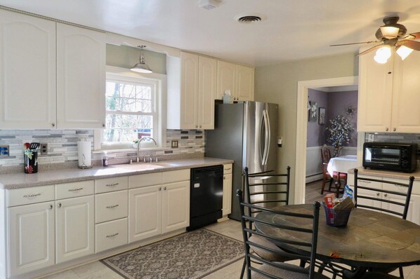 Kylskåp, mikrovågsugn, ugn och spishäll