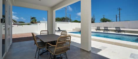 Appartement Luxe, patio, vue piscine | Terrasse/Patio