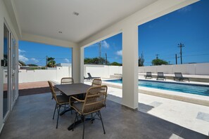 Apartamento superluxo, varanda, vista para a piscina | Terraço/pátio