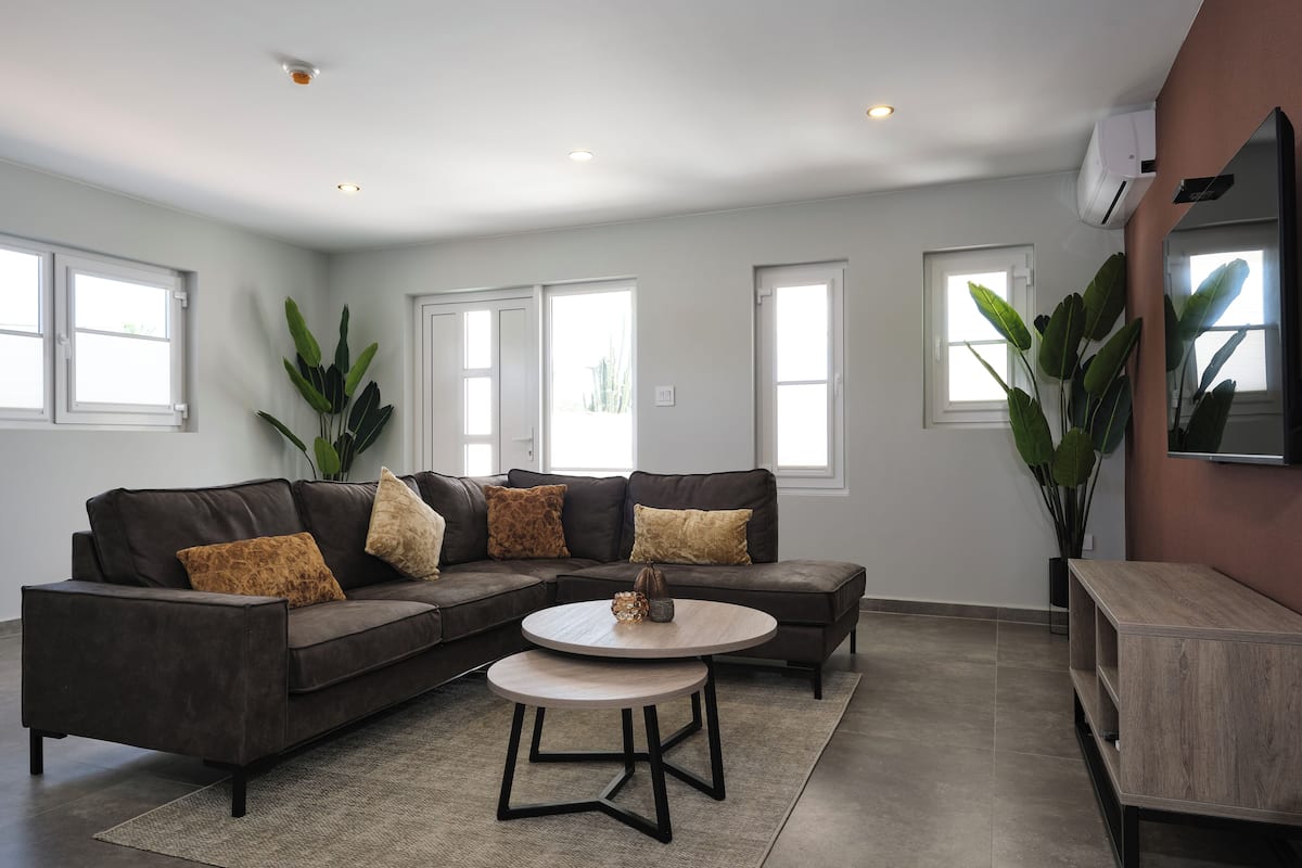 Departamento de lujo, patio, vista a la alberca | Área de sala de estar