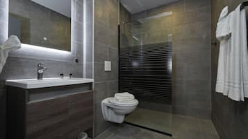 Luxury-Apartment, Terrasse, Gartenblick | Badezimmer | Haartrockner, Handtücher, Seife, Shampoo
