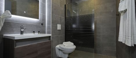Departamento de lujo, patio, vista al jardín | Baño | Secadora de cabello, toallas, jabón, shampoo