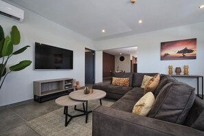 Luksuskattohuoneisto, parveke, näköala uima-altaalle | Oleskelualue