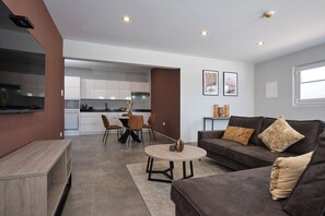 Apartamento superluxo, varanda, vista para a piscina | Área de estar