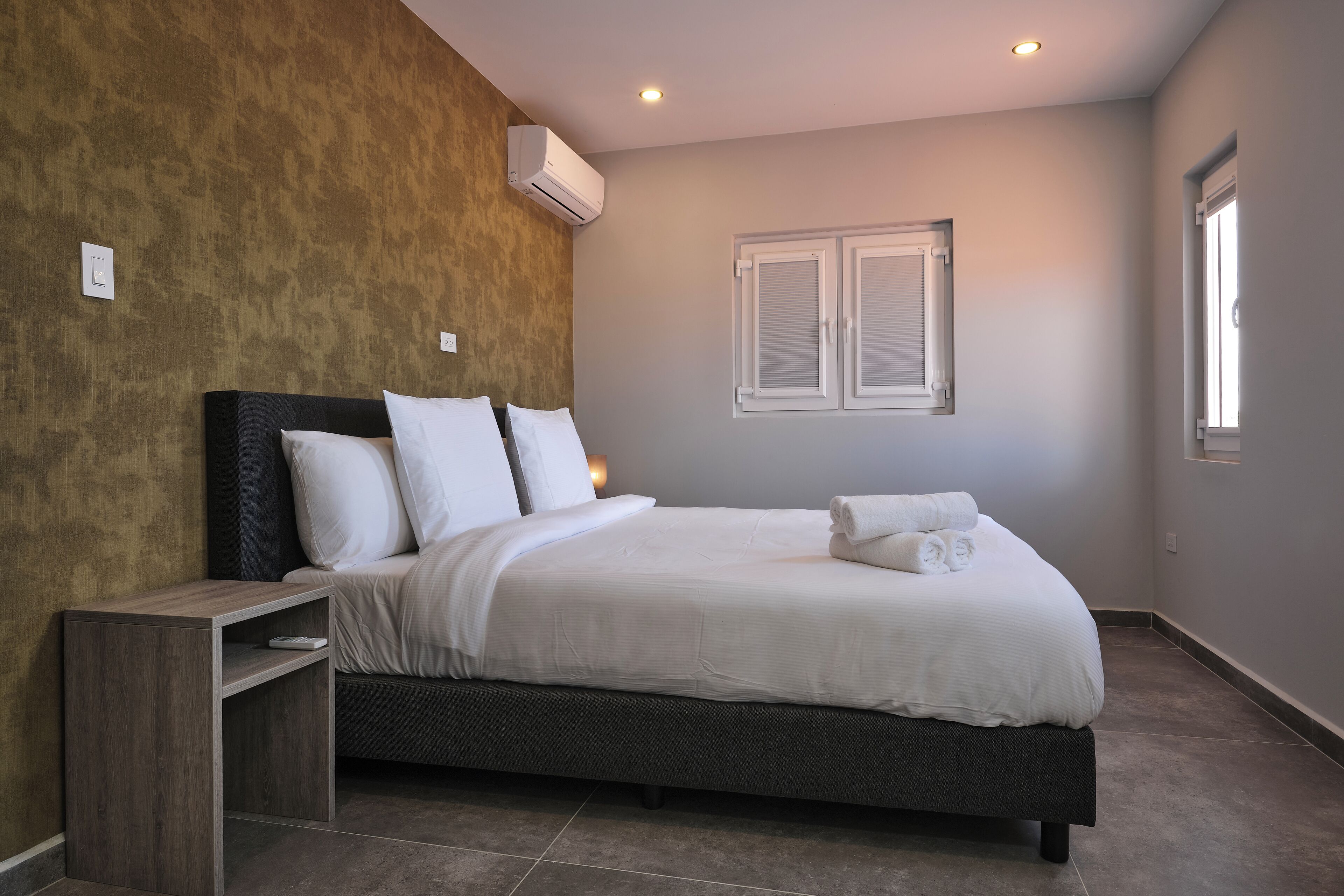 Àtic de luxe, balcó, vistes a la piscina | Caixa forta a l'habitació i habitacions insonoritzades 