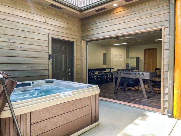 Outdoor dining - Riverfront Home at the entrance of Rocky Mountain National Park (Estes Park)