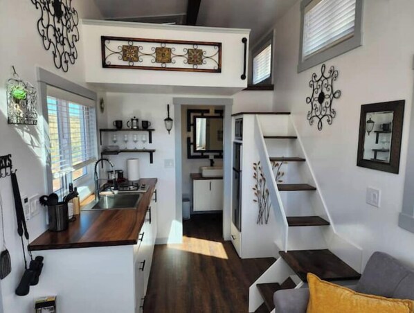 Private kitchen - Stargazing Oasis (Apple Valley)