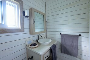 Douche, sèche-cheveux, serviettes fournies, savon