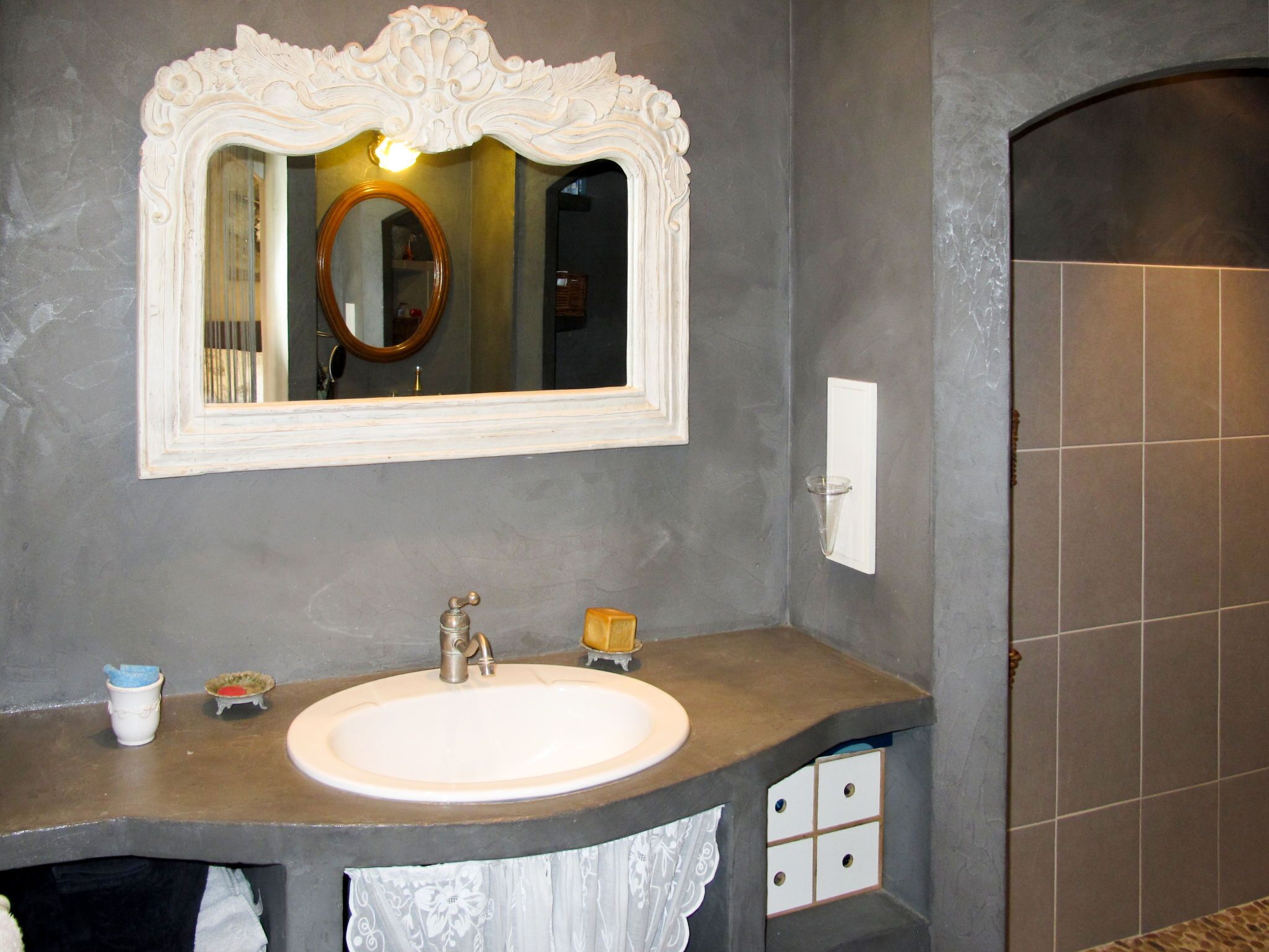 Un bagno con uno specchio grande, un lavandino e un porta asciugamani.