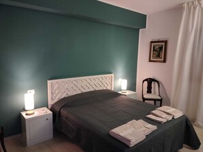 1 slaapkamer, een kluis op de kamer, een strijkplank/strijkijzer