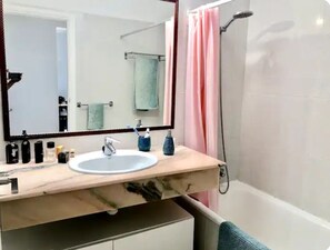 SĂšche-cheveux, bidet, serviettes fournies, savon
