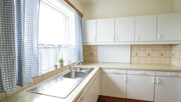 Studio tiện nghi đơn giản, nhiều giường, không hút thuốc, phòng tắm riêng | Màn/rèm cản sáng, bàn ủi/dụng cụ ủi quần áo