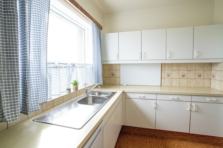 Comfort Studio, Multiple Beds, Non Smoking, Private Bathroom | Blackout drapes, iron/ironing board, free WiFi, bed sheets