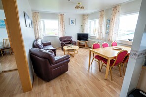 Habitación individual básica, para no fumadores, vista al patio | Área de sala de estar | Impresora