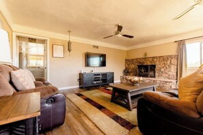 Smart TV, reproductor de DVD, futbolito y tenis de mesa 