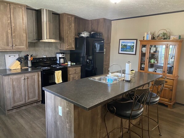 Kjøleskap, mikrobølgeovn, ovn og kokeplater