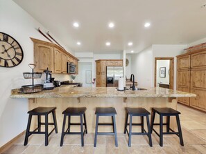 Fridge, microwave, oven, stovetop - Luxury Mountain Retreat: Jacuzzi, Great Views and 3-Min to Lifts (Brian Head)