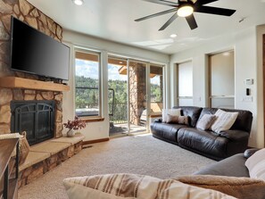 Smart TV, fireplace, video games, table football - Luxury Mountain Retreat: Jacuzzi, Great Views and 3-Min to Lifts (Brian Head)