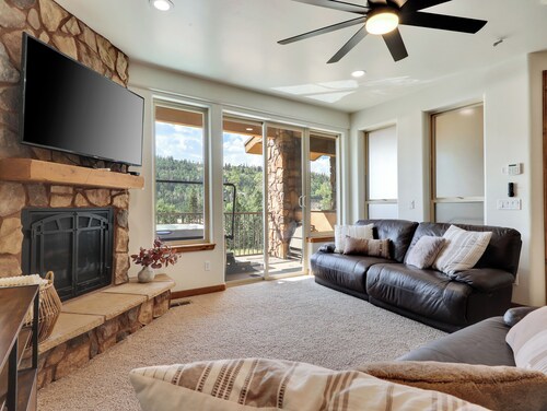 Luxury Mountain Retreat: Jacuzzi, Great Views and 3-Min to Lifts