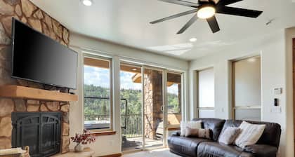 Luxury Mountain Retreat: Jacuzzi, Great Views and 3-Min to Lifts