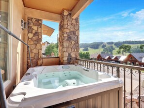 Outdoor spa tub - Luxury Mountain Retreat: Jacuzzi, Great Views and 3-Min to Lifts (Brian Head)