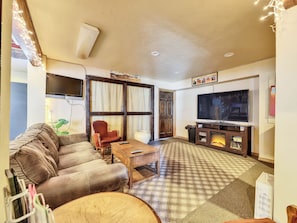 Smart TV, fireplace, DVD player, books