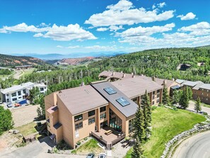 Exterior - Cozy Navajo Mountain Retreat in Brian Head Ski-in/Ski-Out (Brian Head)
