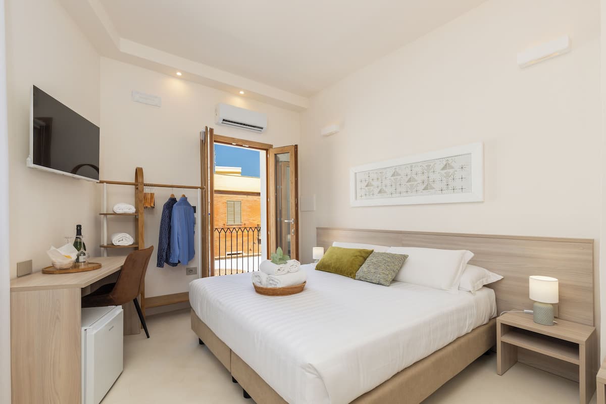 Classic Üç Kişilik Oda, Avlu Manzaralı | Kuştüyü yorgan, memory foam (visko elastik) yatak, odada kasa, masa