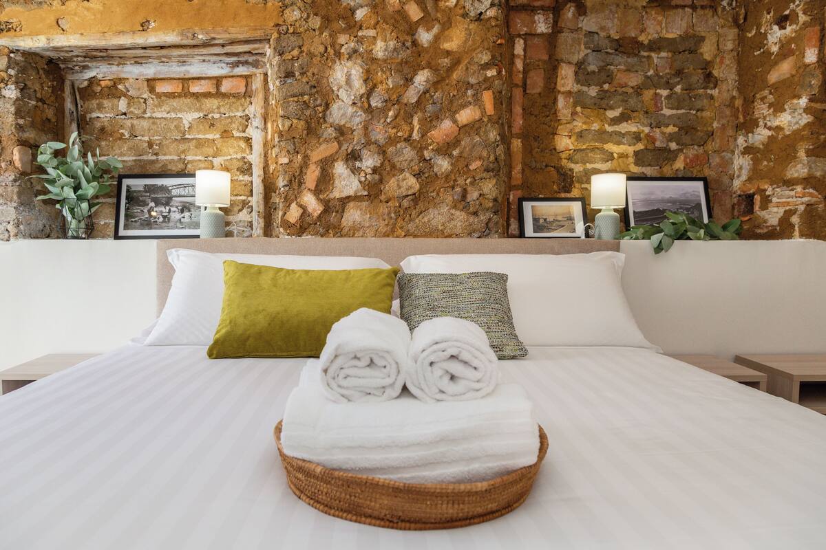 Comfort Üç Kişilik Oda | Kuştüyü yorgan, memory foam (visko elastik) yatak, odada kasa, masa