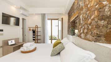 Habitación triple Confort | Edredón, camas con efecto memoria y caja de seguridad en la habitación