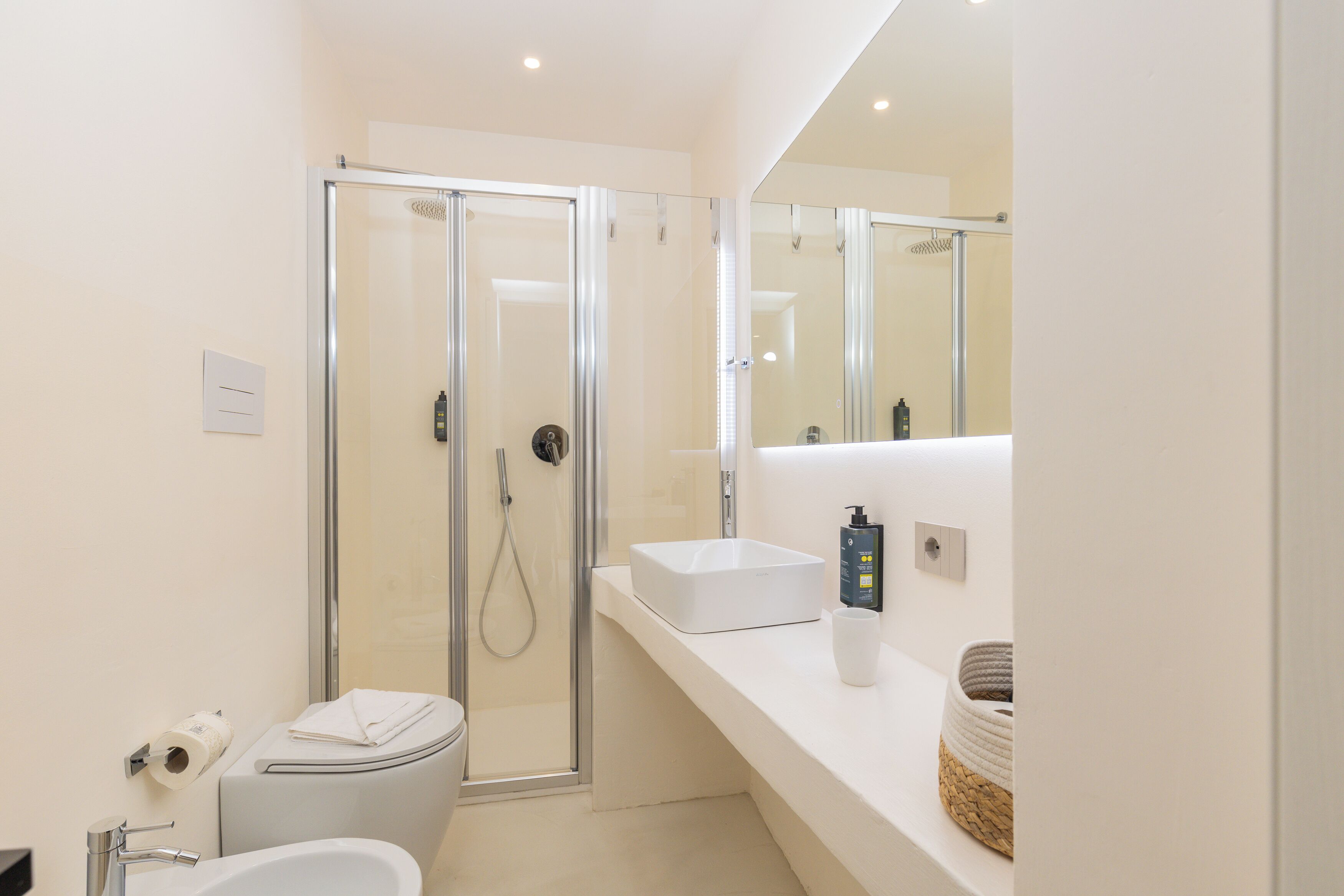 Phòng 3 tiện nghi đơn giản | Phòng tắm | Máy sấy tóc, khăn tắm, xà phòng, dầu gội 