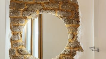 Classic-Dreibettzimmer, Blick auf den Innenhof | Badezimmer | Haartrockner, Handtücher, Seife, Shampoo