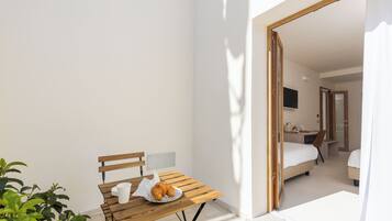 Habitación triple Deluxe | Terraza o patio