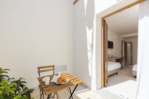 Chambre Triple Deluxe | Terrasse/Patio