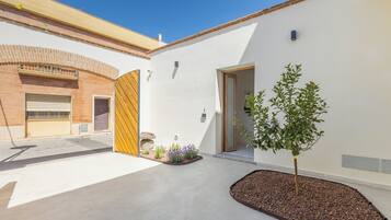 Habitación triple clásica, vista al patio | Vista al patio