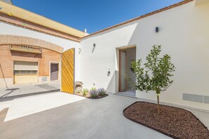 Classic Triple Room, Courtyard View | Courtyard view